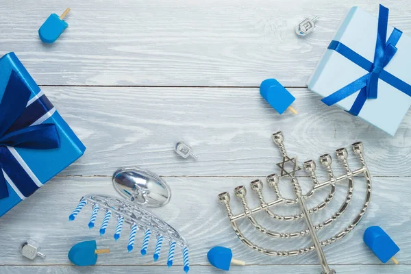 犹太节日光明节的顶景构图设计 薄荷糖和礼品盒 — 图库照片