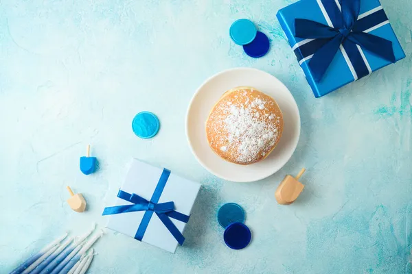 Composición Plana Para Vacaciones Judías Hanukkah Con Rosquillas Tradicionales Caja — Foto de Stock