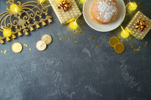 Fiesta Judía Concepto Hanukkah Con Rosquillas Tradicionales Menorah Caja Regalo — Foto de Stock