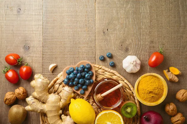 Auf Dem Holztisch Liegen Pommes Frites Und Gemüse Gesundheitshintergrund Von — Stockfoto