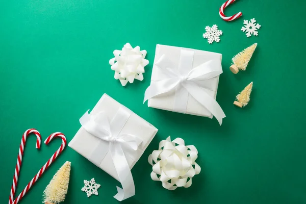 Plochá Ležela Vánoční Kompozice Bílými Dárkovými Krabicemi Dekoracemi Zeleném Pozadí — Stock fotografie