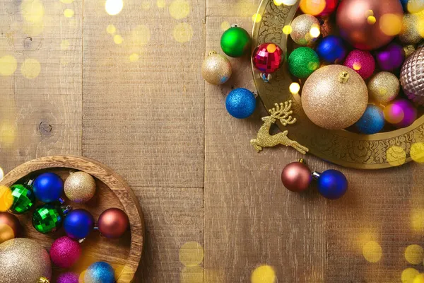 Moderne Kerstballen Houten Tafelondergrond Feestelijke Wenskaart Ontwerp Met Kopieerruimte — Stockfoto