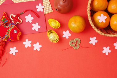 Çin Yeni Yıl şenliği arka planında sepet ve geleneksel dekorasyonlarla mandalina