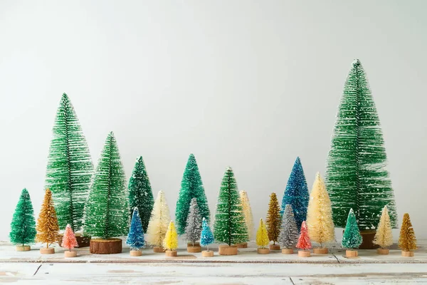 Decoración Pinos Navidad Año Nuevo Sobre Mesa Madera Sobre Fondo — Foto de Stock