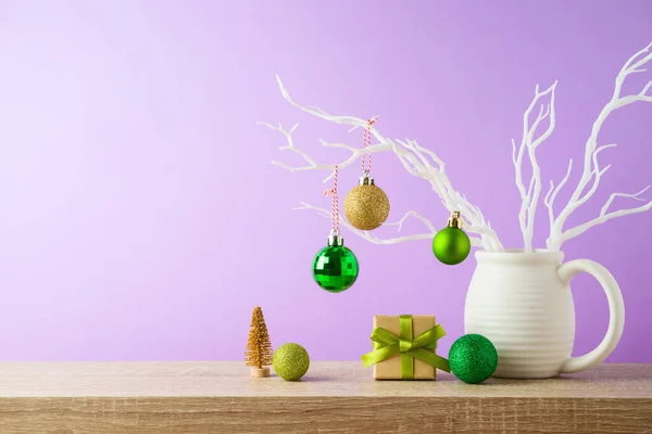 ギフトボックスと紫色の背景に木製の棚の装飾とクリスマス休暇の背景 — ストック写真