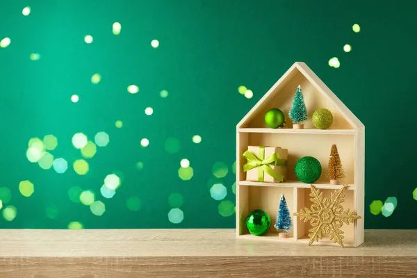 Karácsonyi Nyaralás Koncepció Játékház Dekoráció Polcon Zöld Háttér — Stock Fotó