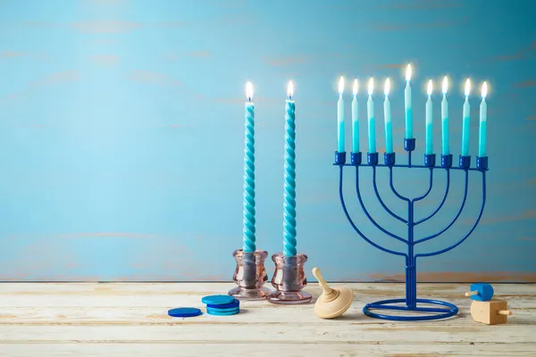 犹太节日光明节的概念与Menorah 蜡烛和德尔在木制桌子上 贺卡或横幅的背景 — 图库照片