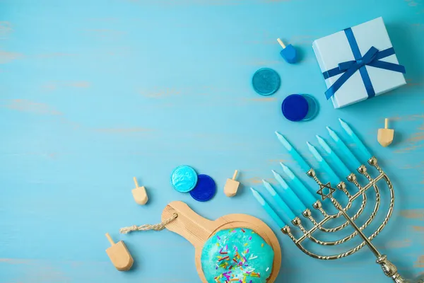 Chanoeka Achtergrond Met Traditionele Donuts Menorah Geschenkdoos Houten Tafel Bovenaanzicht — Stockfoto