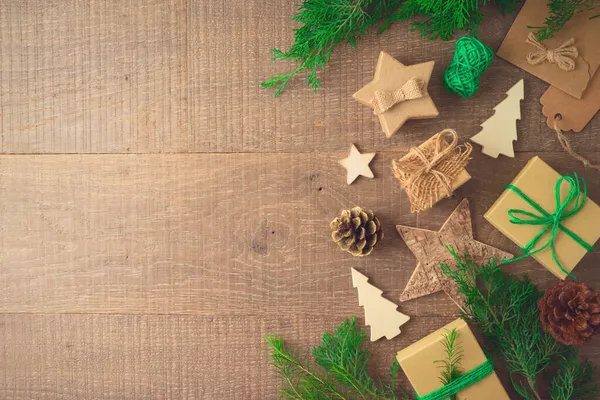 圣诞节零浪费的概念与生态友好的礼物和装饰木制背景 带有复制空间的顶部视图 — 图库照片