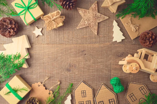 Концепция Рождество Отходов Экологичными Подарками Украшениями Деревянном Фоне Вид Сверху — стоковое фото