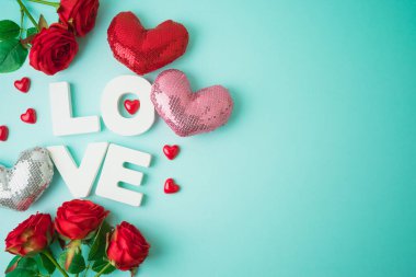 Kalp şekilli ve mavi zarif arka planda gül çiçekli Sevgililer Günü konseptin kutlu olsun. Üst görünüm bileşimi