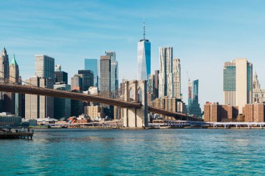 New York şehri Aşağı Manhattan silueti ve Brooklyn Köprüsü manzarası