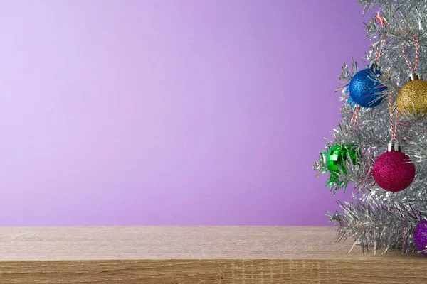 Kerstvakantie Achtergrond Met Kerstboom Ornamenten Houten Plank Violette Achtergrond — Stockfoto