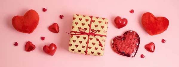 Happy Walentynki Baner Kształtami Serca Czekoladki Pudełko Prezentów Płaskie Tło — Zdjęcie stockowe