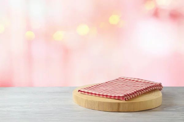 空的木制圆木 红色的格子桌布 铺在质朴的桌子上 衬托在漂亮的Bokeh背景上 情人节设计和产品展示的概念模型 — 图库照片