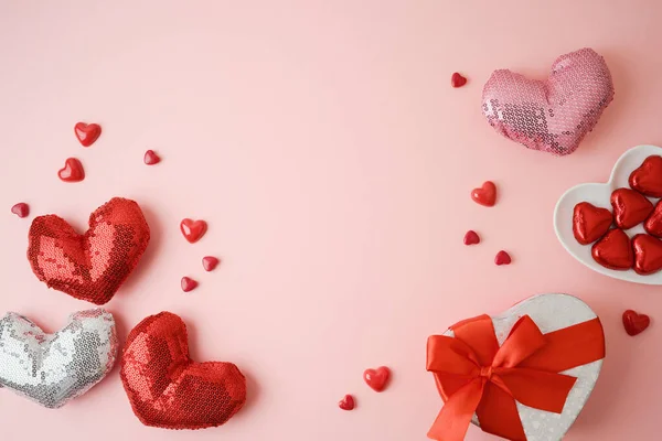 Tłuszcz Leżał Kompozycja Walentynki Kształtów Serca Pudełko Różowym Tle Widok — Zdjęcie stockowe