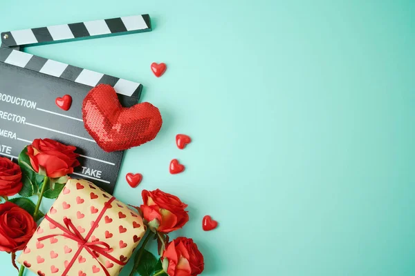 Valentinstag Hintergrund Mit Film Klappbrett Herzformen Und Geschenkbox Romantisches Filmkonzept — Stockfoto