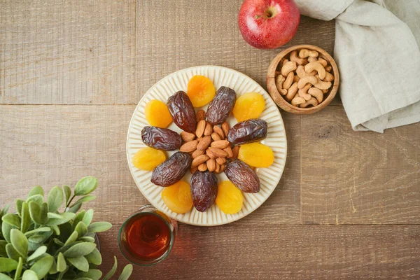 Teller Mit Getrockneten Früchten Und Mandelnüssen Auf Holztischhintergrund Jüdischer Feiertag — Stockfoto