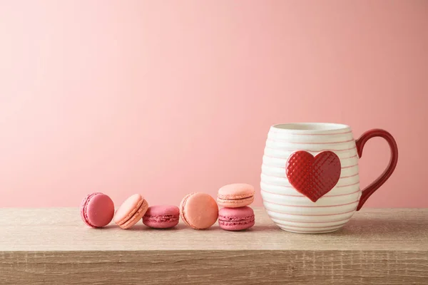 Concepto San Valentín Con Taza Café Forma Corazón Macarrones Postre —  Fotos de Stock