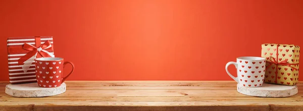 Valentinstag Hintergrund Mit Ein Paar Kaffeetassen Und Geschenkbox Auf Holztisch — Stockfoto