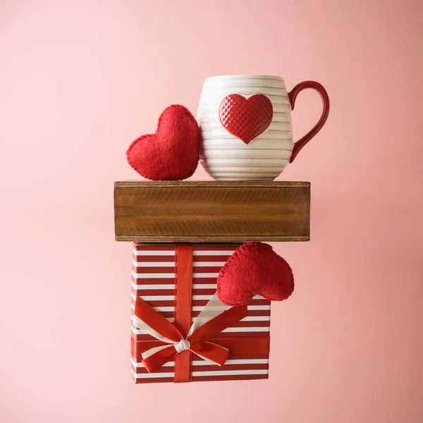 Valentinstag Kreatives Konzept Mit Kaffeetasse Herzform Und Geschenkbox Über Rosa — Stockfoto