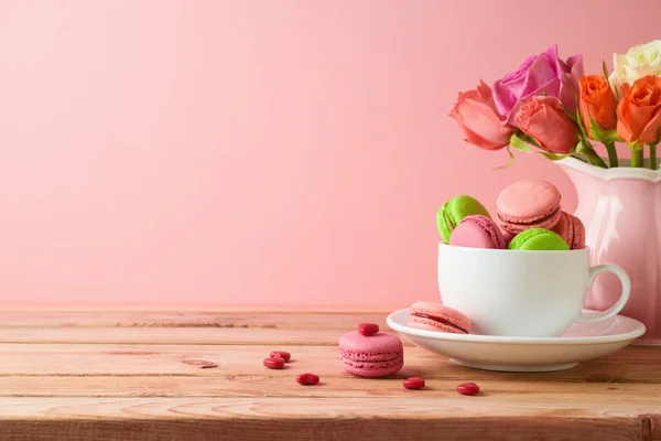 Macarons Franse Koekjes Houten Tafel Met Rozenbloemboeket Houten Tafel Roze — Stockfoto