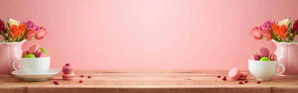 Macarrones Galletas Francesas Sobre Mesa Madera Con Ramo Flores Rosa —  Fotos de Stock