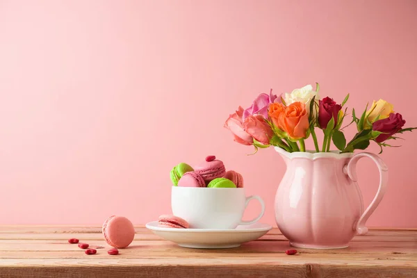 Makronen Französische Kekse Auf Holztisch Mit Rosenblütenstrauß Auf Holztisch Über — Stockfoto