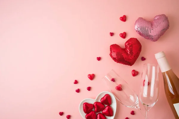 Valentijnsdag Achtergrond Met Hartvormen Chocolade Wijnfles Bovenaanzicht Met Kopieerruimte — Stockfoto