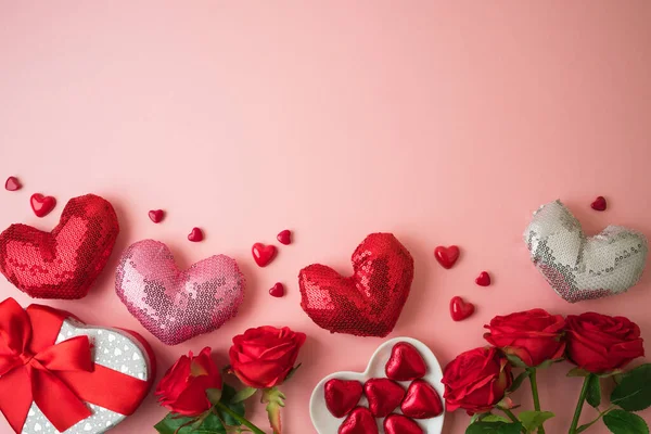 情人节的概念与心形 礼品盒和粉红色背景的玫瑰花 顶部视图 — 图库照片