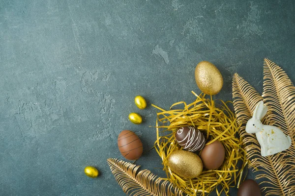 Concepto Vacaciones Pascua Con Decoración Huevos Pascua Oro Vista Superior — Foto de Stock