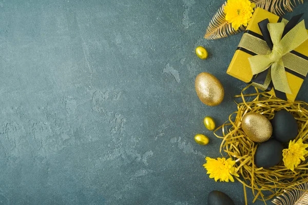 Концепция Праздника Пасхи Золотыми Пасхальными Яйцами Подарочной Коробкой Темном Фоне — стоковое фото