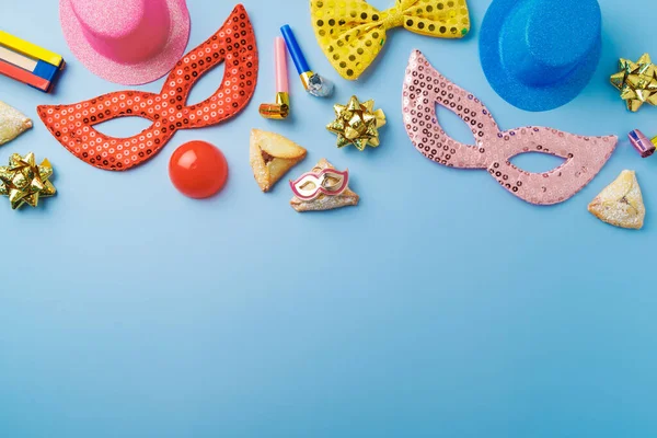 カーニバルマスク ノイズメーカー Hamantaschenクッキーや青の背景にパーティー用品との純粋な休日のコンセプト 上部表示 平面構成 — ストック写真