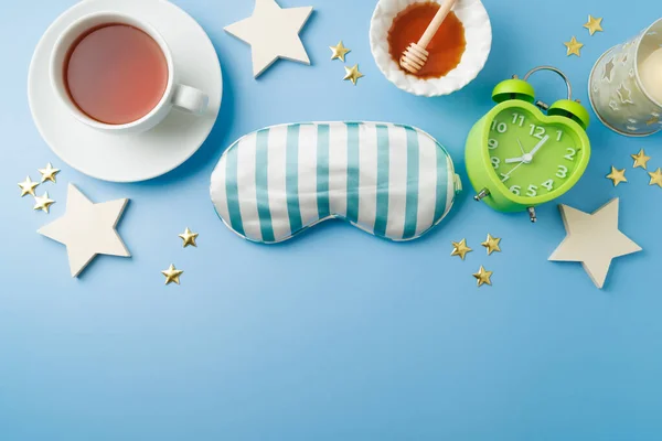 Здоровая Концепция Сна Травяным Чаем Будильником Маской Сна Синем Фоне — стоковое фото