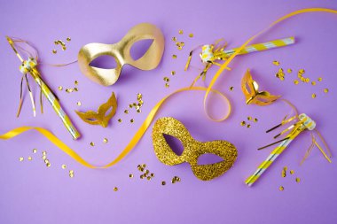 Mor arka planda altın karnaval maskeleri olan karnaval ya da Mardi Gras geçmişi. Düz konum