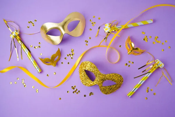 Karneval Oder Faschingsgras Hintergrund Mit Goldenen Karnevalsmasken Auf Violettem Hintergrund — Stockfoto