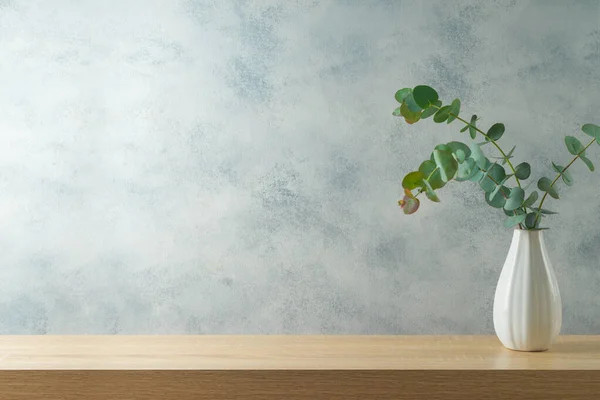 Leerer Holztisch Mit Eukalyptuszweigen Der Vase Interieur Attrappe Für Produktpräsentation — Stockfoto