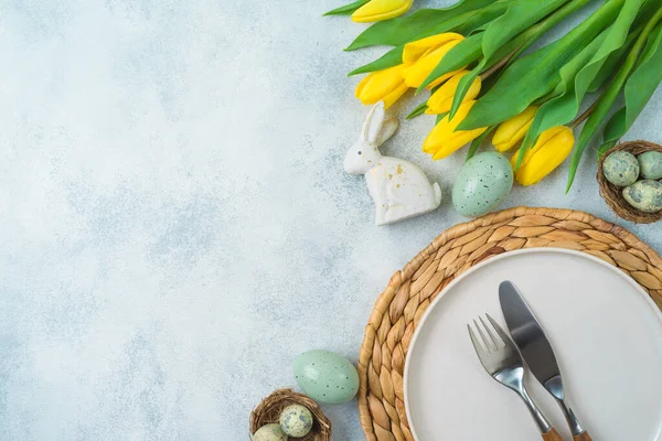 Osterfestliche Tischdekoration Mit Ostereierdekoration Und Gelben Tulpenblüten Auf Grauem Hintergrund — Stockfoto