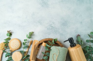 Gri beton arka planda sıfır atık banyo aksesuarı. Kişisel hijyen kavramı Kopya alanı ile üst görünüm