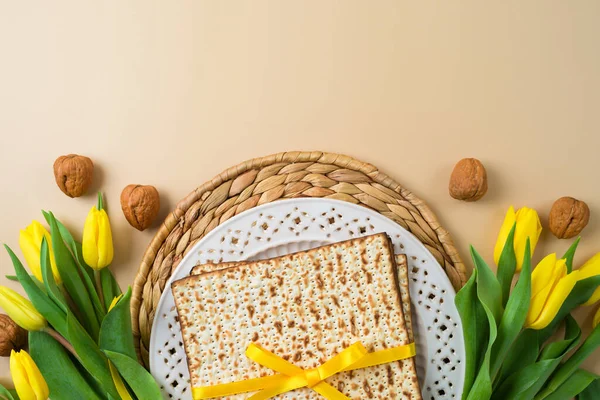 Židovská Dovolená Pesach Koncept Matzah Seder Talíř Žluté Tulipány Květiny — Stock fotografie