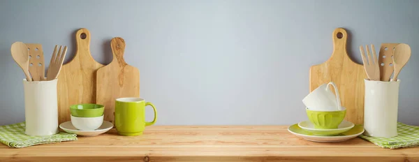 Utensilios Cocina Vajilla Verde Sobre Mesa Madera Sobre Fondo Gris —  Fotos de Stock