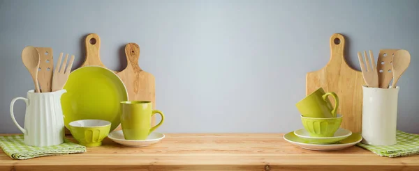 厨房用具 切菜板和餐具放在灰色背景的木制桌子上 春节假期和复活节假期模拟设计 — 图库照片