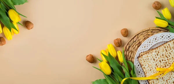 Еврейский Праздник Празднования Пасхи Концепция Маца Седер Плиты Желтый Тюльпан — стоковое фото