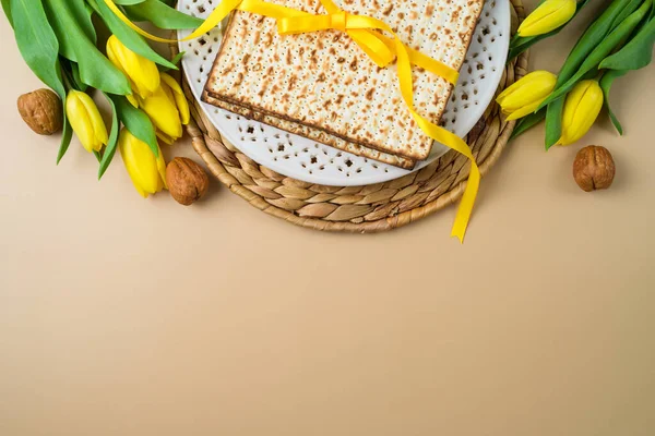 ユダヤ人の休日現代的な背景にMatzah シダープレートと黄色のチューリップの花過越のお祝いの概念 フラットレイアウト トップビュー — ストック写真