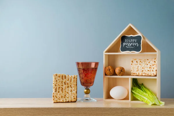 Židovská Dovolená Pesach Kreativní Koncept Vínem Matzah Domeček Dřevěném Stole — Stock fotografie