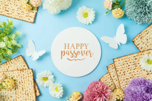 Joodse Feestdag Paasfeest Concept Met Matzah Lentebloemen Blauwe Achtergrond Vlakke — Stockfoto