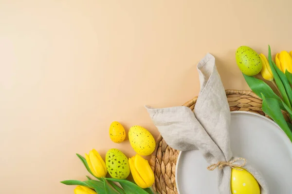 Velikonoční Pozadí Talířem Velikonoční Vejce Dekorace Žluté Tulipány Květiny Pohled — Stock fotografie