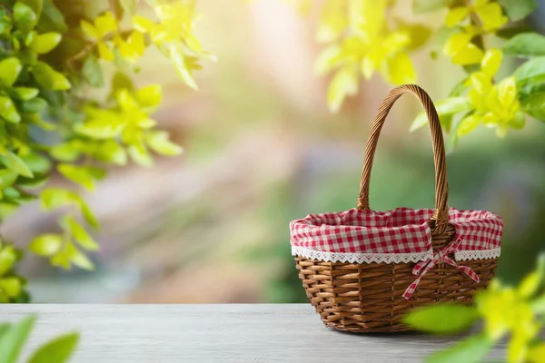 Empty Picnic Basket Wooden Table Green Leaves Background Spring Easter — Stock Photo, Image