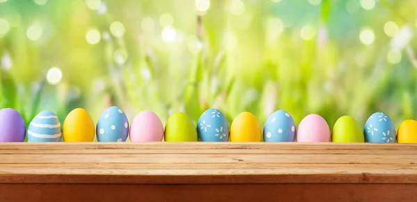 Pasqua Sfondo Vacanza Con Tavolo Legno Vuoto Uova Pasqua Sul — Foto Stock