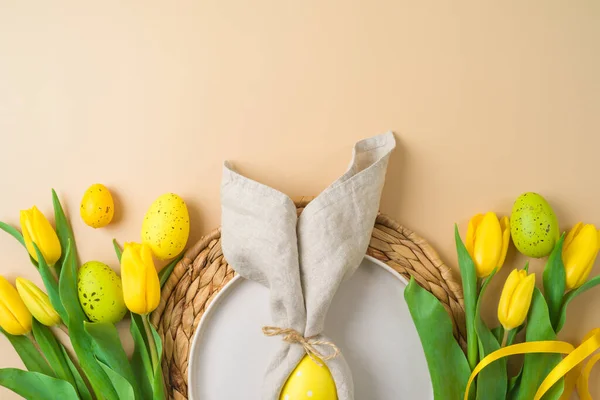 Положите Пасхальную Композицию Тарелку Украсите Яйцами Цветами Желтых Тюльпанов Вид — стоковое фото